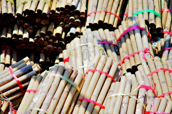 Grupo Bambu Amarrado Com Corda — Fotografia de Stock