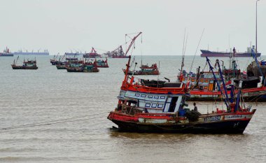 CHONBURI, THAILAND - 7 HAZİRAN: 7 Haziran 2023 'te Siracha, Chonburi, Tayland' da demirleyen balıkçı teknesi grubu