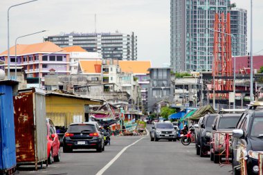 CHONBURI, THAILAND - 7 Haziran 2023 'te Siracha, Chonburi, Tayland' da Siracha şehri geçmişi ile köprüde trafik