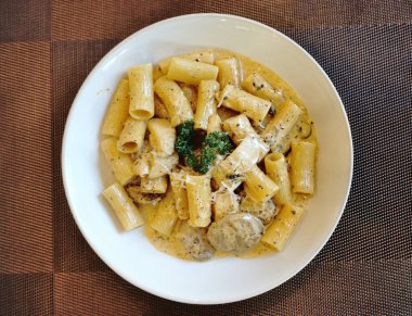 Mantarlı İtalyan sosisi ve krema sosu.