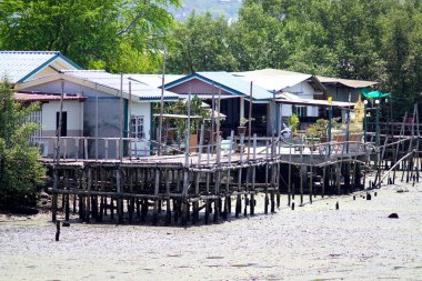 CHONBURI, THAILAND - 6 Mayıs 2023 'te Chonburi, Tayland' da balıkçı köyü ve alçak deniz manzarası