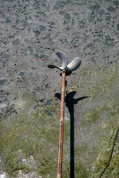 Schrauben Propeller Von Long Tail Boot Und Niedrige Wasseroberfläche Hintergrund — Stockfoto