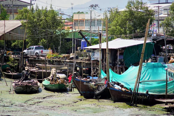 5月6日 5月6日 2023年5月6日 5月6日 チョンブリ島の家の横に干潮時の港における漁村と漁船の係留場の様子 — ストック写真