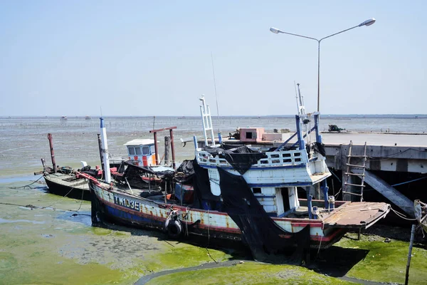 春白里 5月6日 2023年5月6日在泰国春白里的低潮海港口停泊的渔船 — 图库照片
