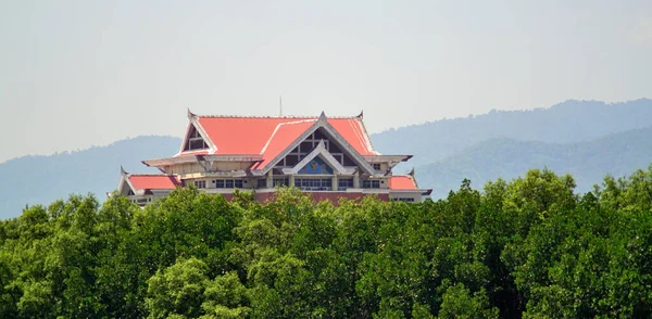 Chonburi Thailand Mei Dak Van Wolkenkrabber Met Boomtop Bergachtige Achtergrond — Stockfoto