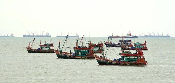Chonburi Thailand Ιουνιου Ομάδα Αλιευτικών Σκαφών Αγκυροβόλησης Στη Θάλασσα Στις — Φωτογραφία Αρχείου