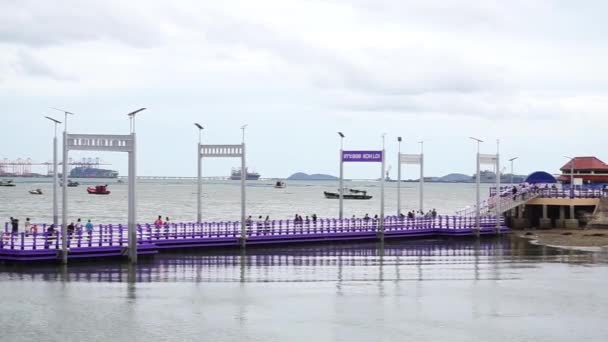 Jonburi Thailand June 2023年6月11日在泰国春晚Siracha的Koh Loi岛上乘坐新木筏的游客 — 图库视频影像