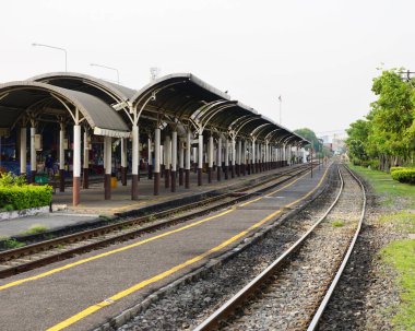 BANGKOK, THAILAND - 14 Mayıs 2023 'te Bangkok, Tayland' daki Bang Sue İstasyonu 'nda perspektifli demiryolu perspektifi