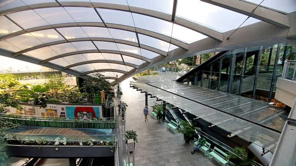 5月26日 泰国曼谷 2023年5月26日 真正数字公园大楼天窗弧形屋顶下的室内花园透视 — 图库照片