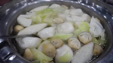 Mantarlı balık köftesi ve sıcak kapta lahana.