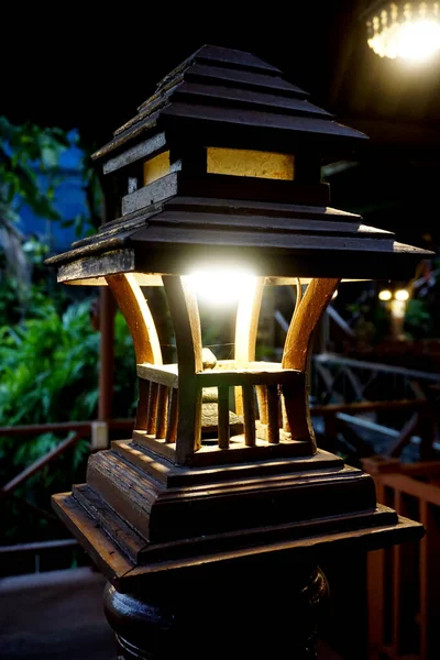Lanterne Bois Style Thaï Avec Ampoule Balustre — Photo