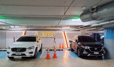 BANGKOK, THAILAND - 26 Mayıs 2023 tarihinde Bangkok, Tayland 'da bodrum otoparkında elektrik yüklü araba