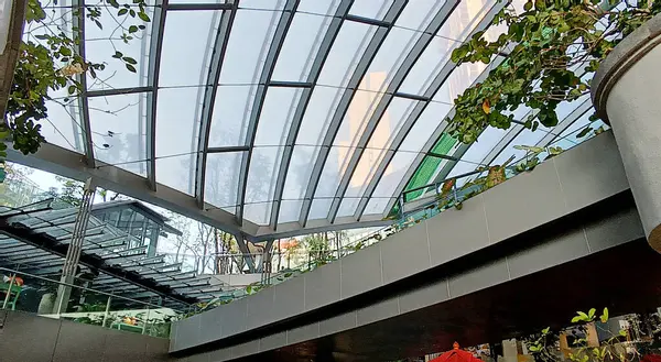 5月26日 泰国曼谷 2023年5月26日 真正数字公园大楼天窗下商店间室内花园的前景 — 图库照片
