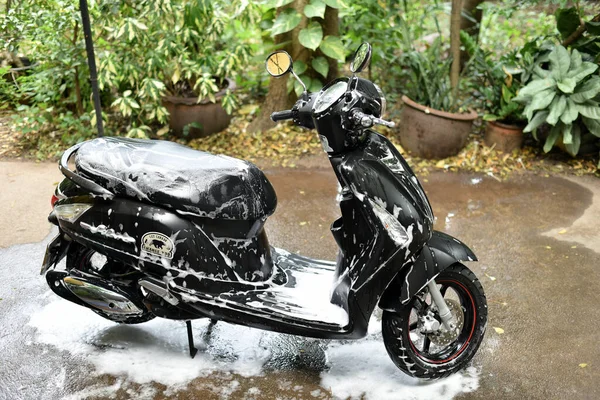 Chonburi Tajlandia Lipiec Motocykl Myjący Pianką Ogrodzie Lipca 2023 Chonburi — Zdjęcie stockowe