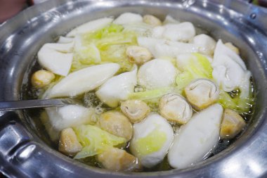 Köfteli ve sebzeli güveç, akşam yemeği zamanı.