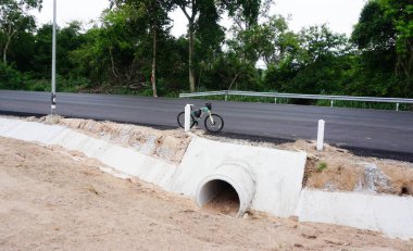 CHONBURI, THAILAND - 9 Haziran: 9 Haziran 2023 'te Bang phra, Chonburi, Tayland' da boru hattı olan yeni yolda dağ bisikleti parkı