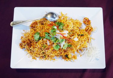 Beyaz tabakta çıtır erişte, Tayland yemeği.