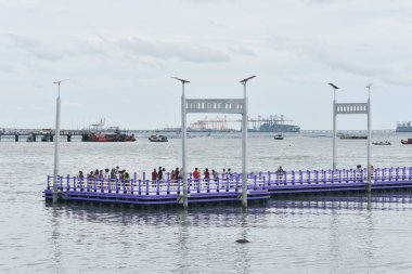 CHONBURI, THAILAND - 11 HAZİRAN: 11 Haziran 2023 'te Siracha, Chonburi, Tayland' da insanların yürüyüp rahatladığı bir sal