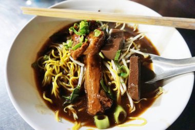 Yüksek açılı yumurtalı şehriye yahnisi ve sıcak çorba.