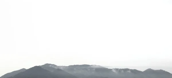 Гора Хмари Білим Небом Стилі Моно Тону Пейзаж — стокове фото