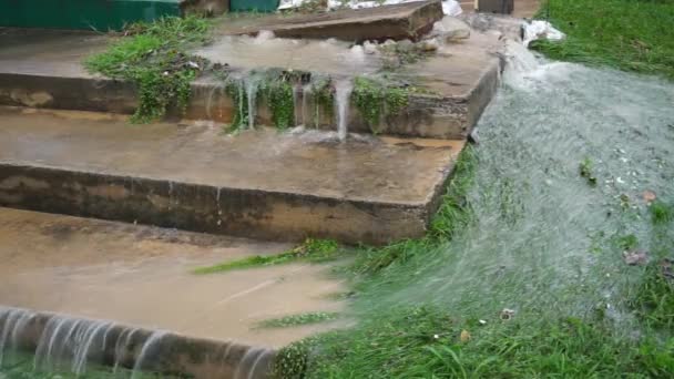 Kanalizasyon Borusundan Sel Geliyor — Stok video