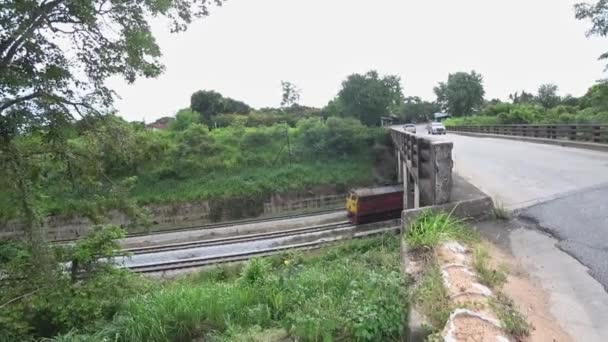チョンブリ Thailand July 列車とコンテナは下に実行され トラックは7月19日にシュラチャ チョンブリ タイの橋上鉄道で走ります — ストック動画
