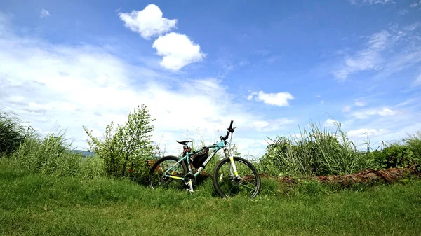 Chonburi Thailand Juli Mountainbike Parken Auf Einem Feld Mit Stausee — Stockfoto