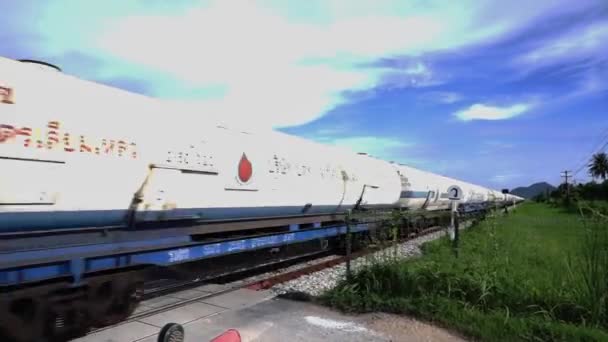 7月25日 2023年7月25日在泰国昌布鲁市Si Racha Bang Phra的机车和装有油箱的火车 — 图库视频影像