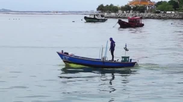 Chonburi Thailand Sep 2023年9月7日在泰国清布里的Si Racha 乘小艇与浮游植物盛开的海捕鱼的人 — 图库视频影像