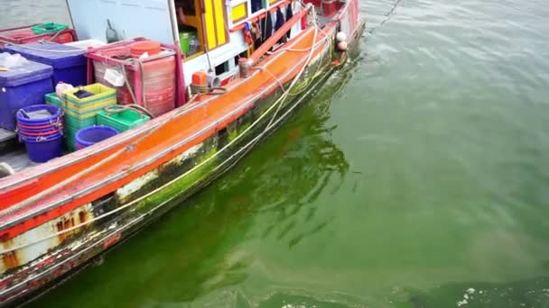 Chonburi Thailand Sep 2023年9月7日在泰国淳布里的Si Racha 有渔船背景的浮游植物在海上盛开 图库视频片段