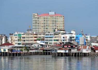 CHONBURI, THAILAND - 20 AUG: Si rahca şehir manzaralı deniz manzaralı 20 Ağustos 2023 Si racha, Chonburi, Tayland