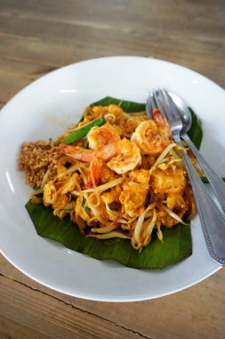 Karidesli Pad Thai, ahşap masada Tayland mutfağı.