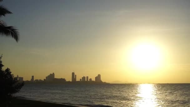 Zonsondergang Zee Met Silhouet Van Pattaya Stad Achtergrond Rechtenvrije Stockvideo