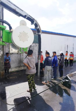CHONBURI, THAILAND - 14 DEC: Belediye çalışanları 14 Aralık 2023 tarihinde Si racha, Chonburi, Tayland 'da kamu drenajlarını temizlemek için makineler getirdiler