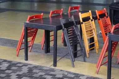 Masada renkli sandalye 