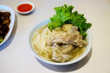 Uzun ömürlü kızarmış erişteyi domuz pirzolasıyla karıştır.