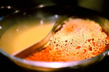 Sebzeli baharatlı baharatlı otlu Shabu güvecini yakın plan çek.