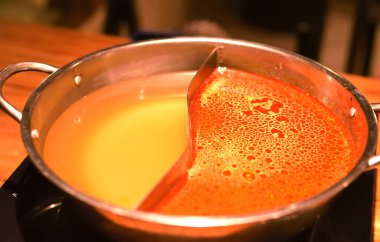 Baharatlı baharatlı otlu Shabu güveç tenceresi.