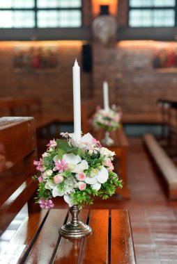 Düğün töreninde çiçekli mumlar