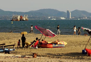 PATTAYA, THAILAND - 29 APR: 29 Nisan 2024 'te insanlar Pattaya, Chonburi, Tayland' da plajda piknik yapıyorlar