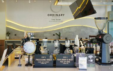 PATTAYA, THAILAND - 29 APR: 29 Nisan 2024 tarihinde Pattaya, Chonburi, Tayland 'da tezgah barda kahve aleti