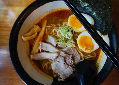 Haşlanmış yumurtalı Japon rameni ve güzel bir çorba.