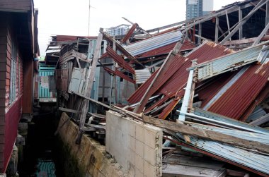 Çökme evi, çatı ve bina hasarı 