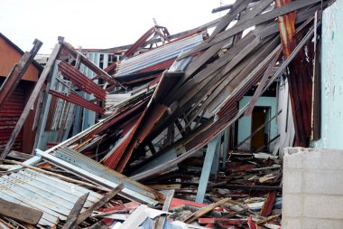 Çökme evi, çatı ve bina hasarı 