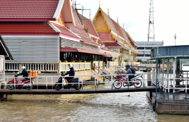 13 Eylül 2024 'te Bangkok, Tayland' da feribota binmek için köprüde motosikletler çalışıyordu.