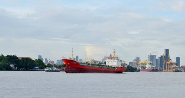 BANGKOK, THAILAND - 13 SEP: kargo gemisi Chao Phraya nehrinde 13 Eylül 2024 tarihinde Bangkok, Tayland