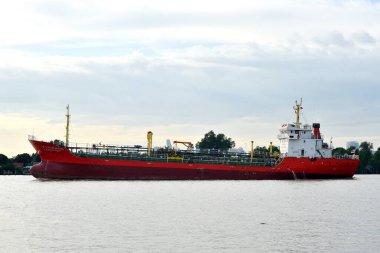 BANGKOK, THAILAND - 13 SEP: kargo gemisi Chao Phraya nehrinde 13 Eylül 2024 tarihinde Bangkok, Tayland