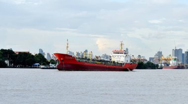 BANGKOK, THAILAND - 13 SEP: kargo gemisi Chao Phraya nehrinde 13 Eylül 2024 tarihinde Bangkok, Tayland