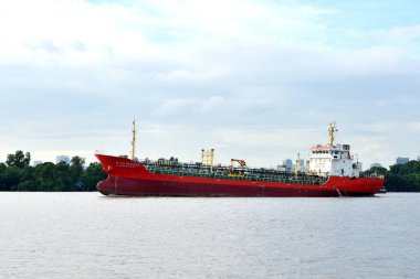 BANGKOK, THAILAND - 13 SEP: kargo gemisi Chao Phraya nehrinde 13 Eylül 2024 tarihinde Bangkok, Tayland