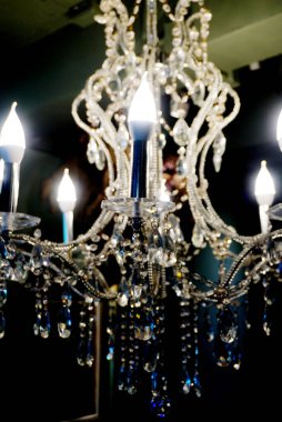 Mum lambasıyla avizeyi yakın plan çek.